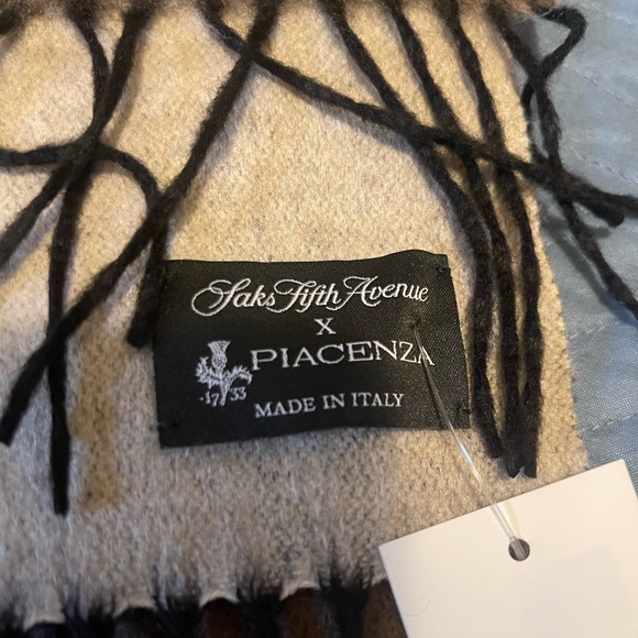 Beautiful made in Italy silk/cashmere scarf new with tags from saks fifth Ave - Picture 3 of 4